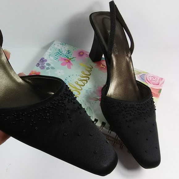 Ann Taylor Shoes - Italian Ann Taylor pre-owned black pumps